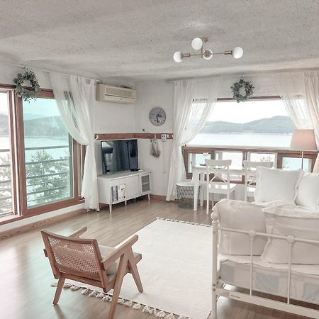 Country House Exclamation Mark & Comma Namhae Extérieur photo