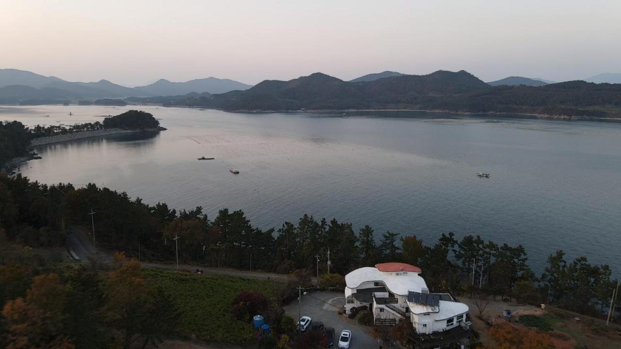 Country House Exclamation Mark & Comma Namhae Extérieur photo