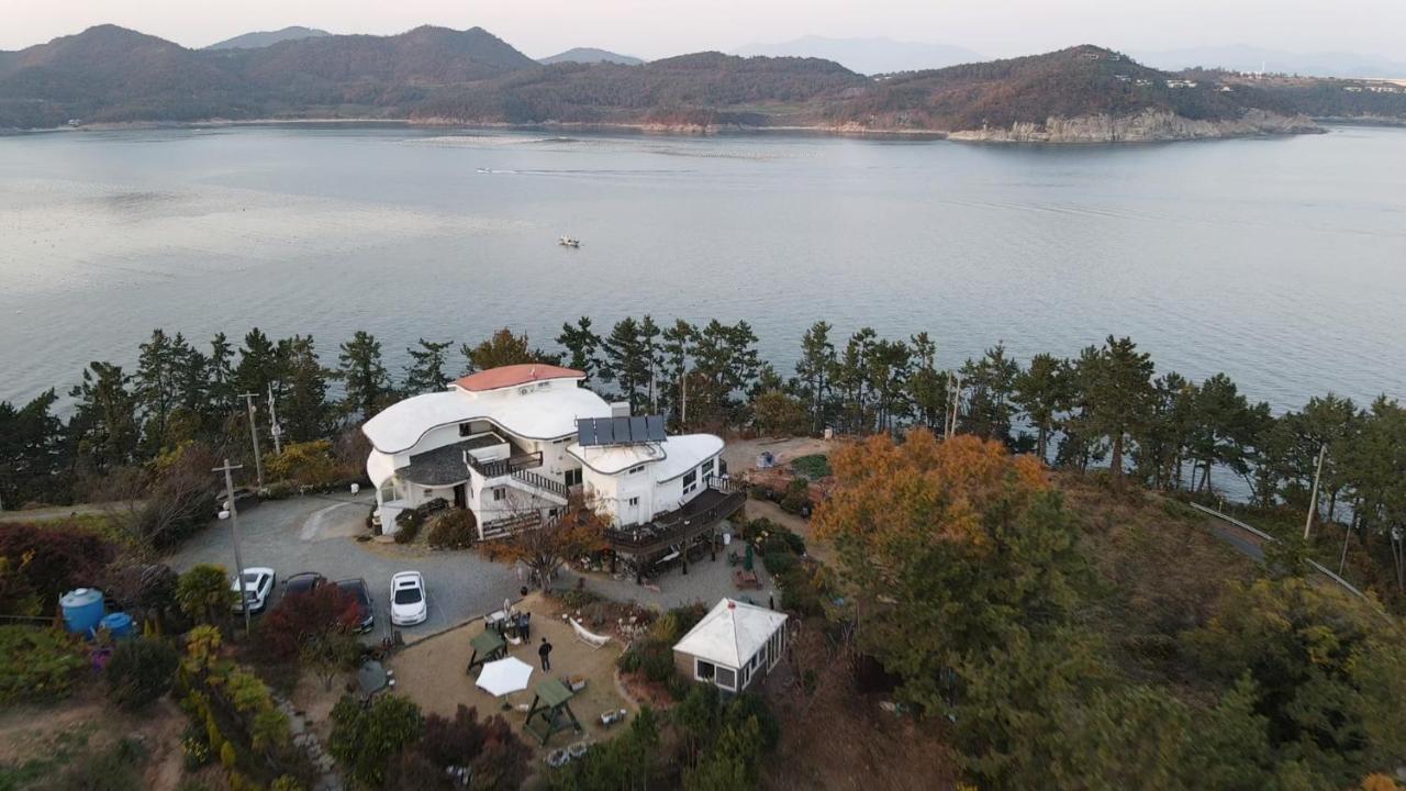 Country House Exclamation Mark & Comma Namhae Extérieur photo