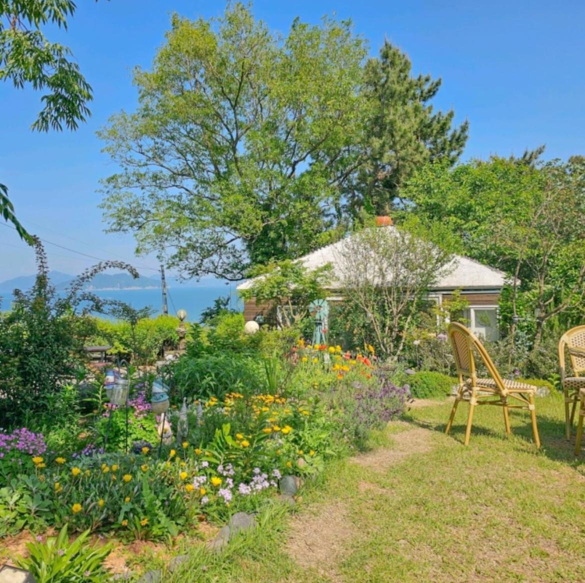 Country House Exclamation Mark & Comma Namhae Extérieur photo