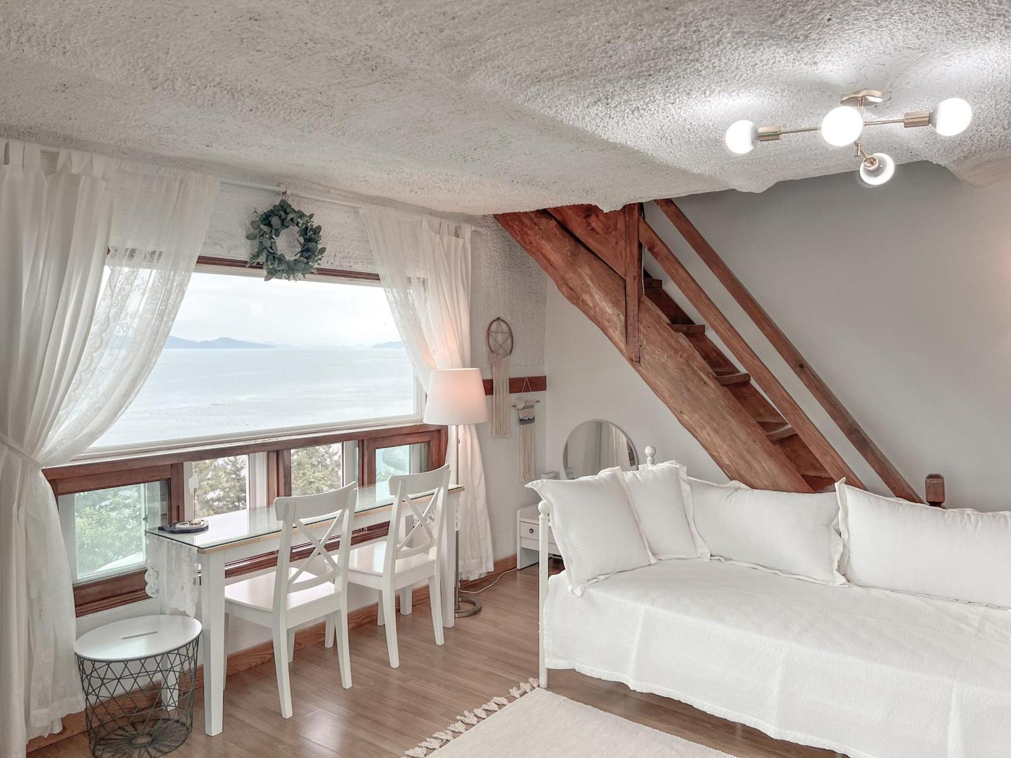 Country House Exclamation Mark & Comma Namhae Extérieur photo