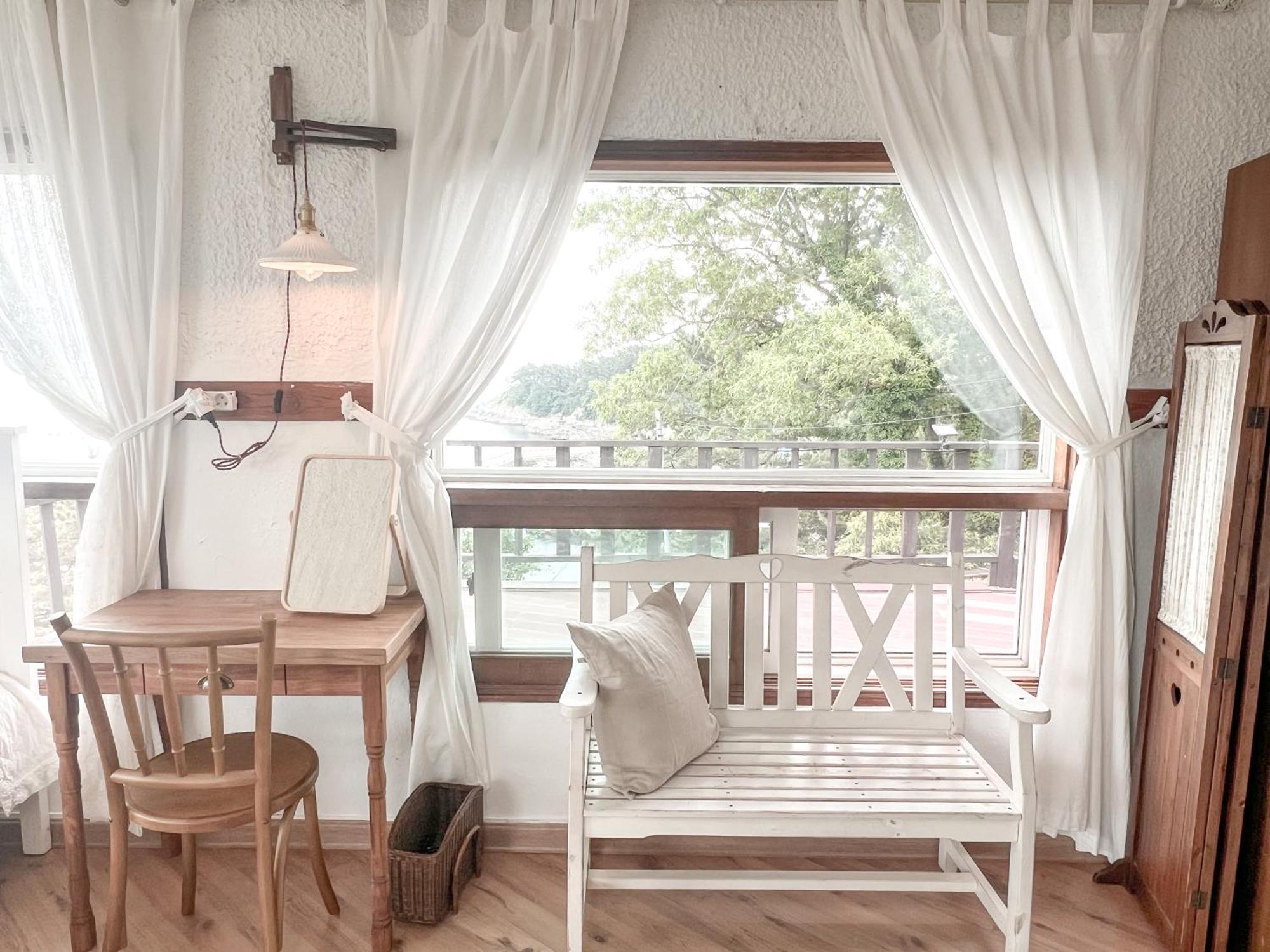 Country House Exclamation Mark & Comma Namhae Extérieur photo
