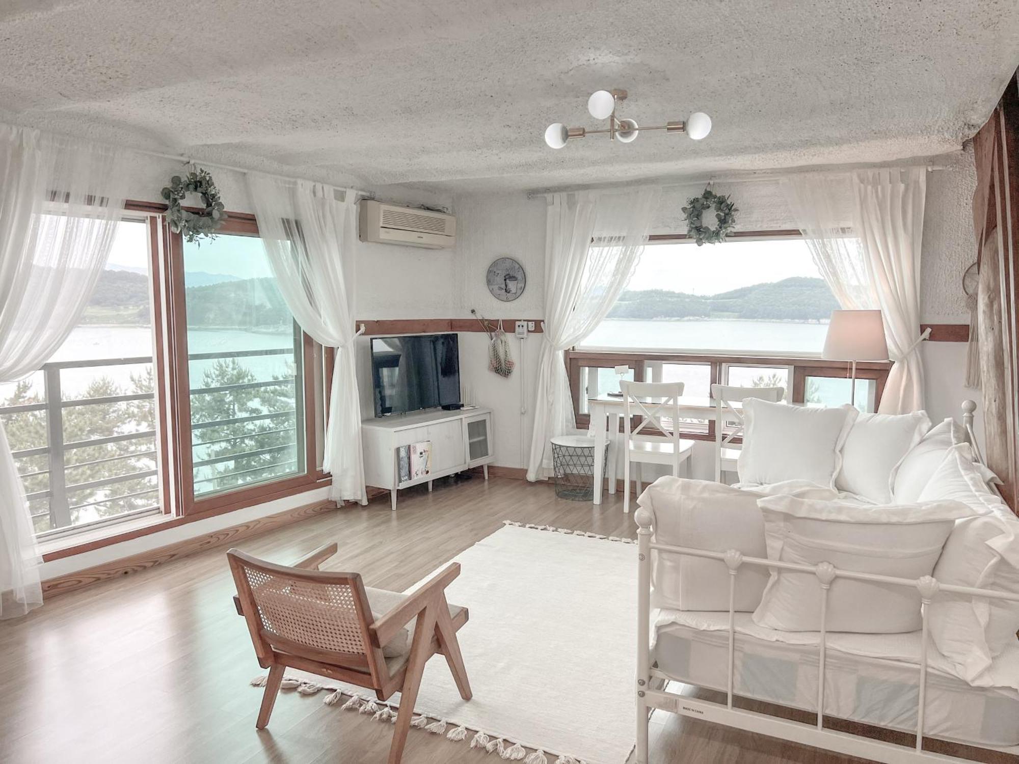 Country House Exclamation Mark & Comma Namhae Extérieur photo