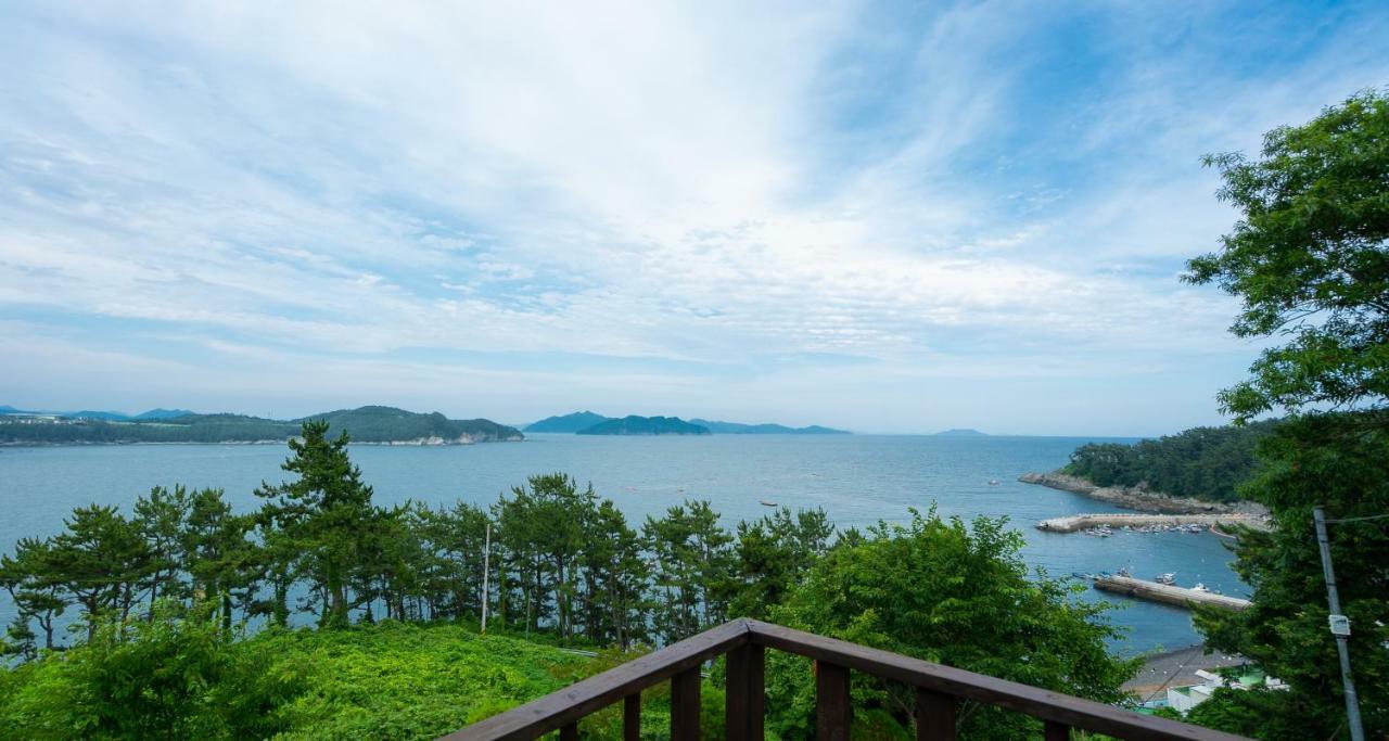 Country House Exclamation Mark & Comma Namhae Extérieur photo